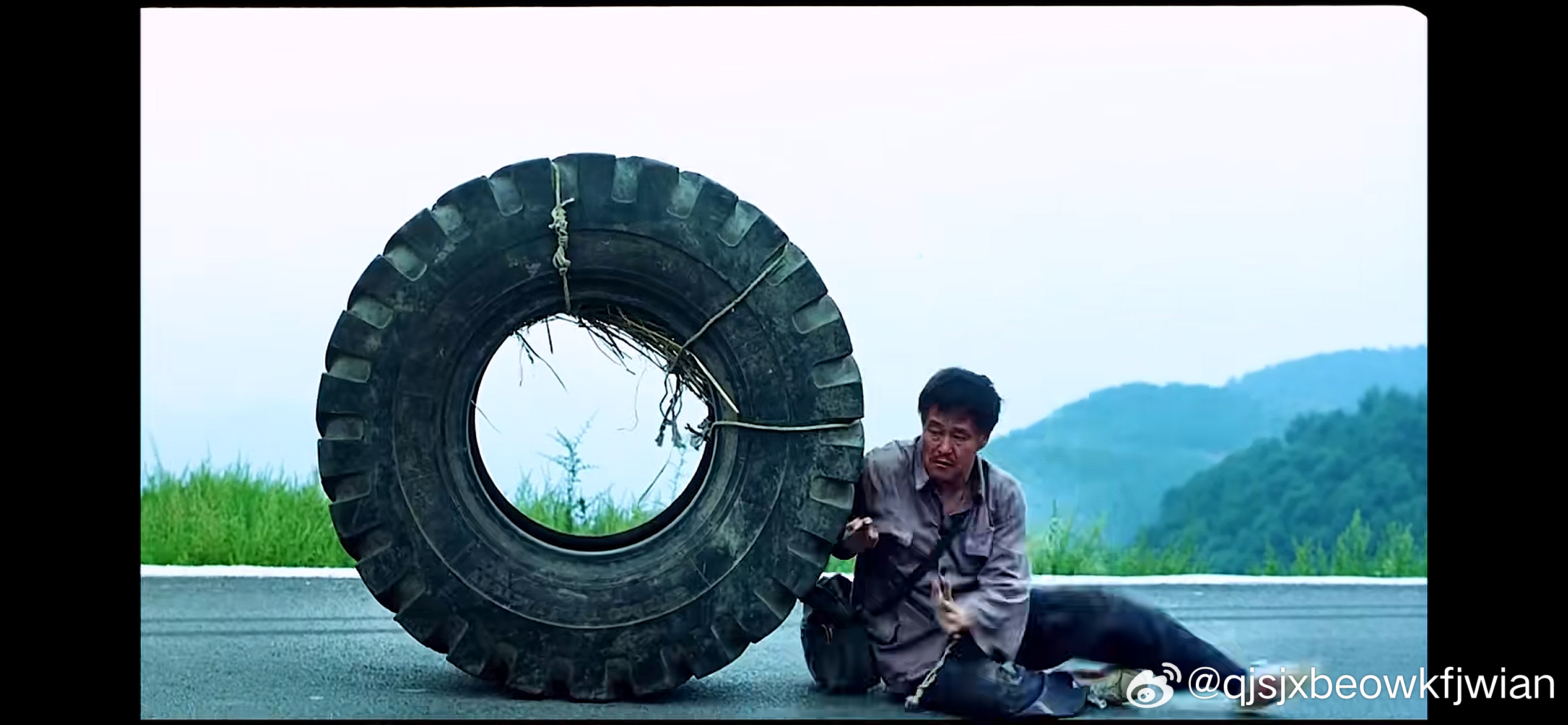 国产电影《落叶归根》
中国最好的电影，中国演技最好的演员，没有之一，是我对这部电影，对赵本山演技最中肯的评价，作为一位资深的观影者，写出这段话，相信大多数人会和我产生共鸣，无论每年的颁奖礼上产生多少影帝，每年产生多少被官方和资本捧出来的演员，所有人加起来都比不上赵本山。
一个沧桑的 ​
