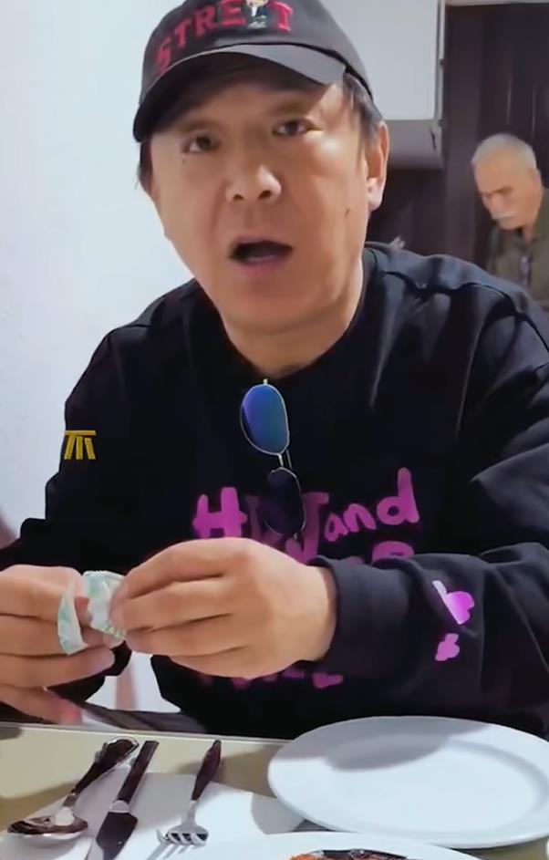 这个事最近火了你知道吗？百亿影帝黄渤和相识三十多年的发小刘刚结伴出游，全程不搞豪华排场，反而凭接地气的日常片段攒下了不少关注度。

黄渤完全放下明星架子，全程遵守发小定的AA规则，坐通宵大巴，住平价民宿，连钙奶饼干泡咖啡这种吃法都毫无怨言，全程玩得自在。

整个旅行视频没有专业团队包装，全是手机随手