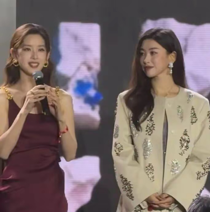 41岁朱珠￼￼和32岁的章泽天￼￼￼同时出席UCCA年度艺术晚宴，两人...