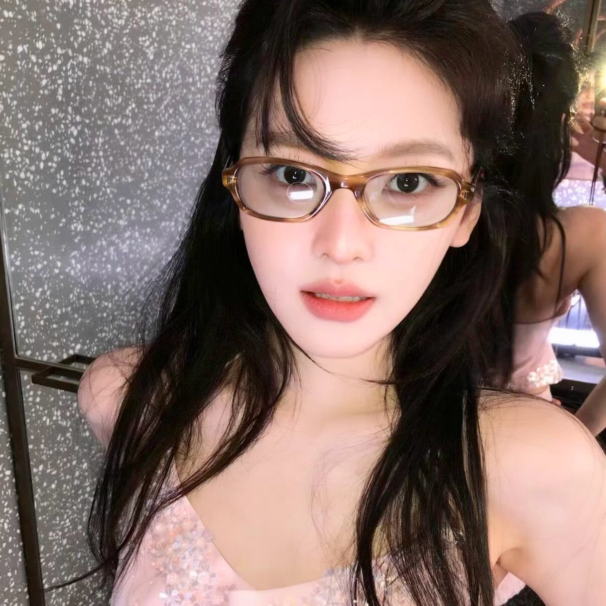 #章若楠[超话]#  🎀💗
比姐姐先扑面而来的是姐姐的香气 ​