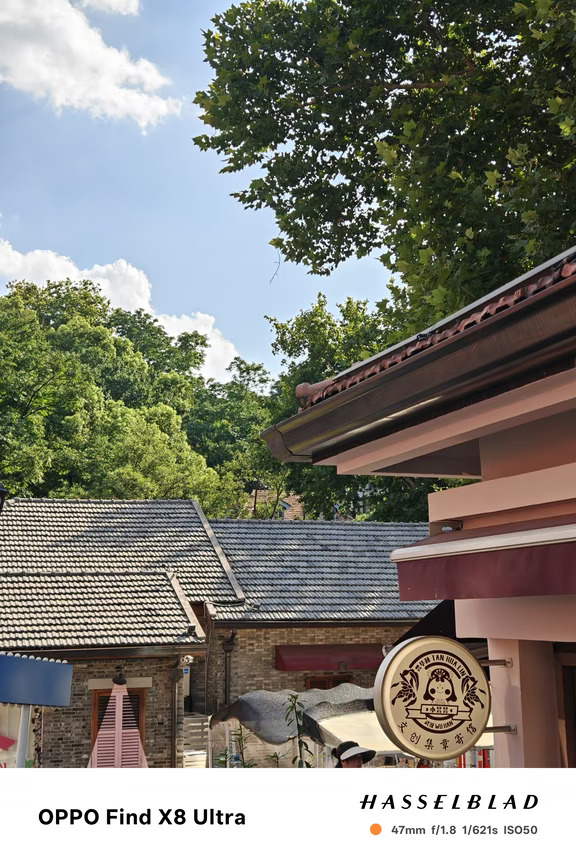 绿树、老屋与蓝天白云，老街的夏日，满眼都是舒服的绿意。
逛进可爱小店，各式各样软乎乎的陶瓷器皿，治愈感满满。
#此刻就很好#OPPO影像大赛#OPPOFindX9Ultra #OPPOFindX9sPro#OPPO旅拍神器  #O粉会