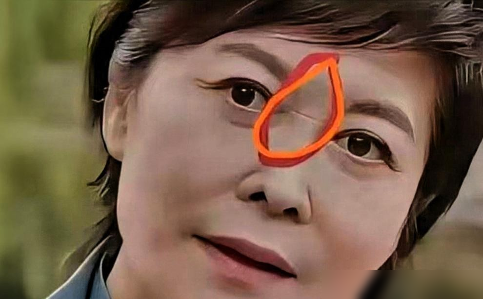 这届网友开始给女明星隔空诊脉了。
敬一丹鼻梁上两道纹，直接被盖章心脏病征兆。舒畅生图流出来，铺天盖地骂她脸僵、身材垮。唐嫣露个面，满屏都是被老公宠的爱人如养花。
细看这些评论，没一条在关心她们本人。敬一丹快七十了，那叫正常皱纹。舒畅是演员，不是橱窗里的假人。唐嫣演完《繁花》拿奖，状态好怎么就不能