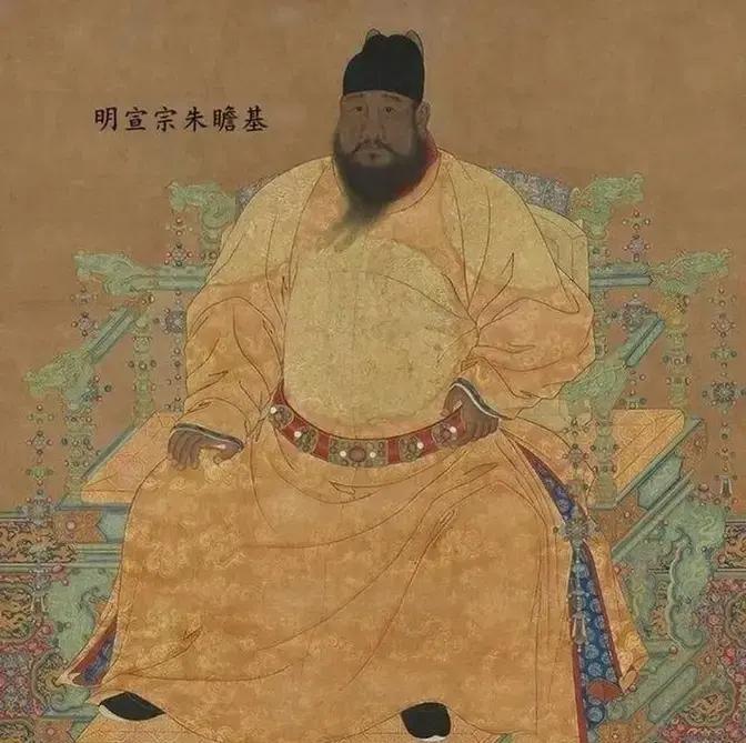 朱瞻基1398年出生，是明仁宗朱高炽的长子，爷爷是赫赫有名的永乐皇帝朱棣。小时候，他就是个聪明伶俐的主儿，朱棣特别喜欢带他到处跑，教他打仗治国的门道。宫里请了名师教他读书写字，他倒是对画画和科技更上心。史书上说他画过《武侯高卧图》，那画工没得挑，连后人都夸。
 
登基几年后，他明显感觉身子沉了。龙袍