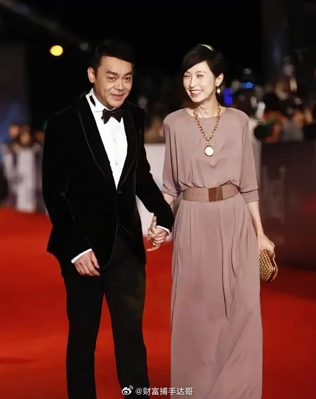 大半夜的，刘青云突然抱着郭蔼明说：“我们离婚吧。”
​郭蔼明当时就懵了，回过神来一看，刘青云眼泪哗哗的。心都快跳出来了，结果递过来的是张诊断书，医生建议别要孩子。
​郭蔼明笑了笑：“不生就不生，我当你的女儿，你宠我。”
​这哪是影帝啊，这就是找了个灵魂伴侣！当年刘青云就是个穷小子， ​