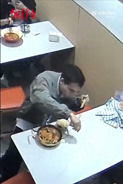 安徽合肥一顾客用餐发现头发默默挑出继续吃，老板娘看到后十分感动，为表歉意，当晚通过系统给顾客退了款 
 
一顿饭吃出了头发，顾客没有当场找店家理论，老板娘发现后也没有把沉默当成没事发生，这件发生在合肥的小事，值得聊的恰恰是双方各自作出的选择。 
 
据大皖新闻报道，10月17日，这位顾客在店内用餐时