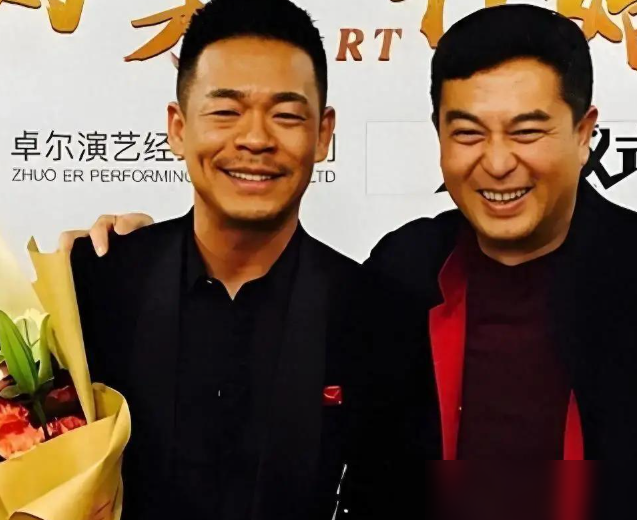 过气艺人想翻红，差的往往就是饭局上的一句话。
当年孙浩无戏可拍，眼看就要被圈子彻底淘汰。张嘉益组了个局，当着大导演的面，硬生生把这个老兄弟拽上了牌桌。
没讲半句废话，大哥直接拿自己的面子给他作保。从《白鹿原》里的杨排长，再到如今电视剧《主角》里爆红的秦腔艺人苟存忠。
张嘉益走哪带哪，给机会，递