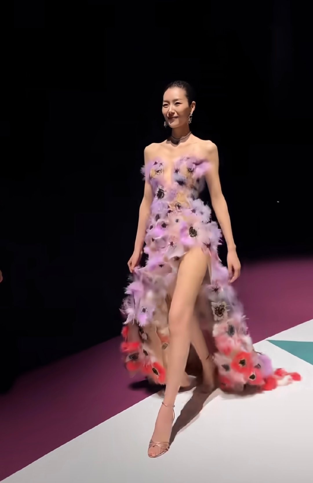刘雯自从我小学从VOGUE上知道她到现在一点都没变过，一直是世界级的top。

浑身怎么可以紧致成这样，别人有赘肉的地方她赘皮都没有，肯定是体重从不波动且吃的很干净。 ​