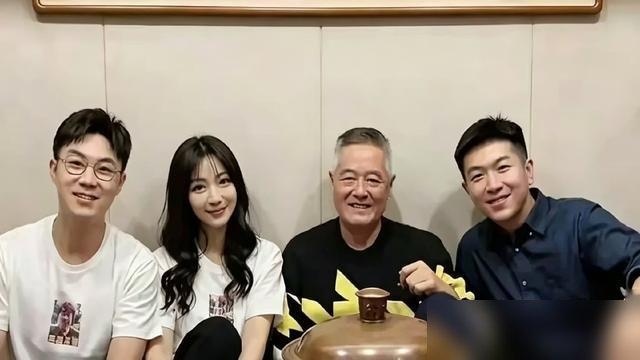 大鹏带柳岩去赵本山家涮铜锅了，就仨人，桌上摆着酸菜血肠，墙上挂着字画，满屋子东北味儿。柳岩盘腿坐炕上，夹肉蘸麻酱，一点不端着。这画面，比任何红毯都松弛。
想想这俩人，从《受益人》到《大赢家》，一路互相托底。大鹏刚拿百花奖最佳导演，柳岩也早不是当年那个被调侃的“性感花瓶”。功成名就了，凑一块儿不是谈