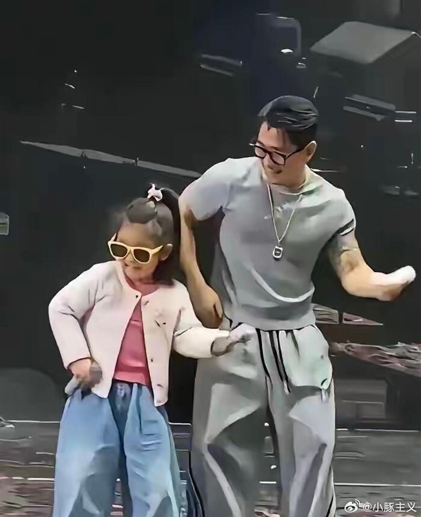 60岁的郭富城演唱会带女儿同台，女孩全程毫不胆怯，眉眼复刻方媛。 ​