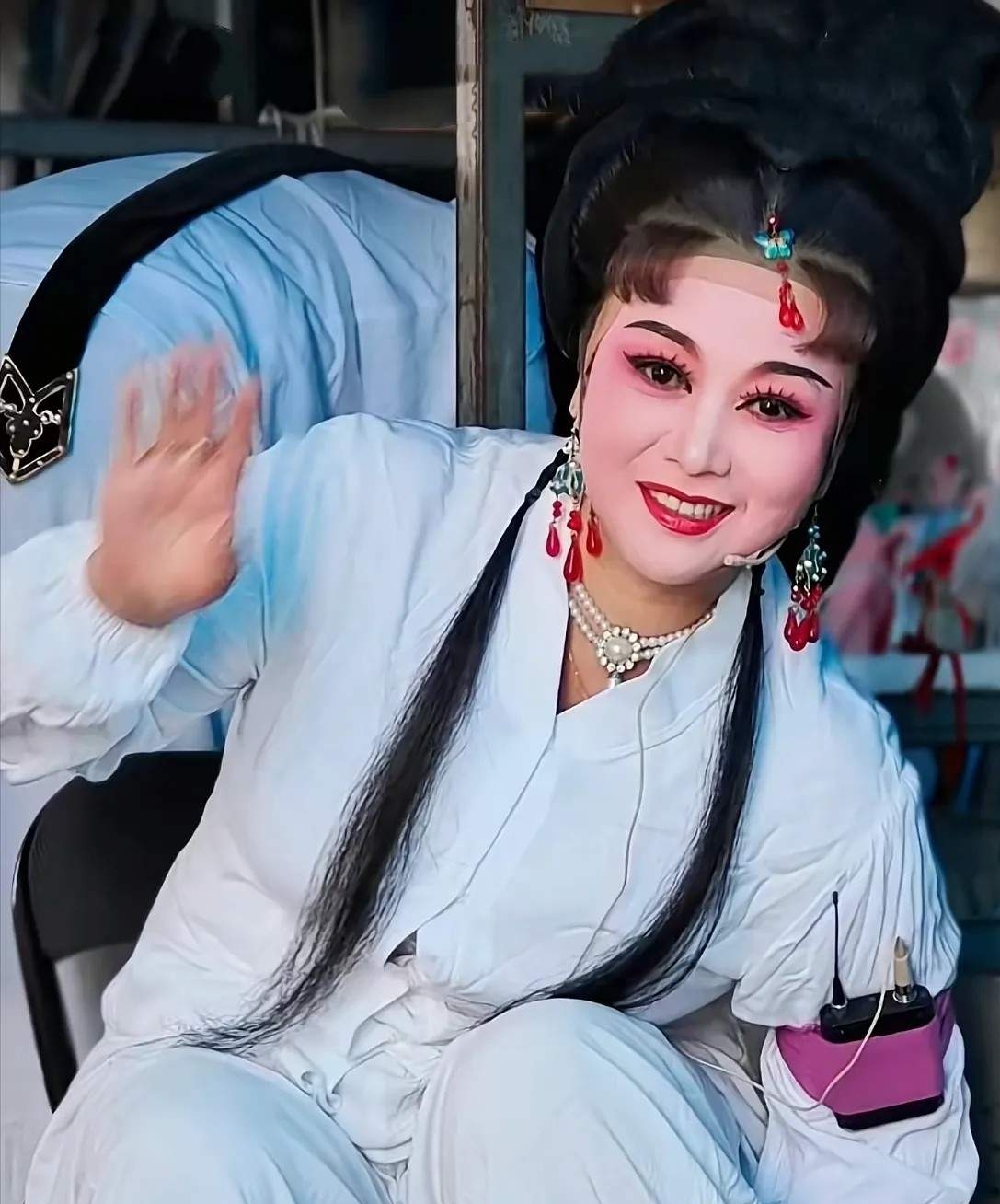 钱水明去世了，
看到她的死因，我破防了，
她不是死于疾病，而是死于一场突如其来的意外。

前一天还和剧团伙伴一起吃饭，说说笑笑，没想到一次外出演出，意外溺水，生命戛然而止。

她唱了一辈子的越剧，常年跟着舞团到乡下赶场，对人总是笑眯眯的，真的好可惜啊，就这样意外的离开了我们。

我总以为离别，只是发
