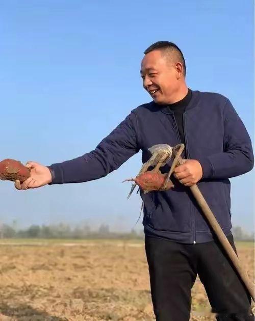2026年初，胖东来许昌总店的一位员工在休息室里哭了。原因是：公司提前公布了2025年度利润分红，她作为普通一线员工，到手分红超过10万。这是胖东来连续第27年把净利润的一半分给员工。
一个三线城市的超市，给保洁员开7000块的税后月薪，店长一年拿2000万分红，别人看不懂。
于东来把善待员工放在经营 ​