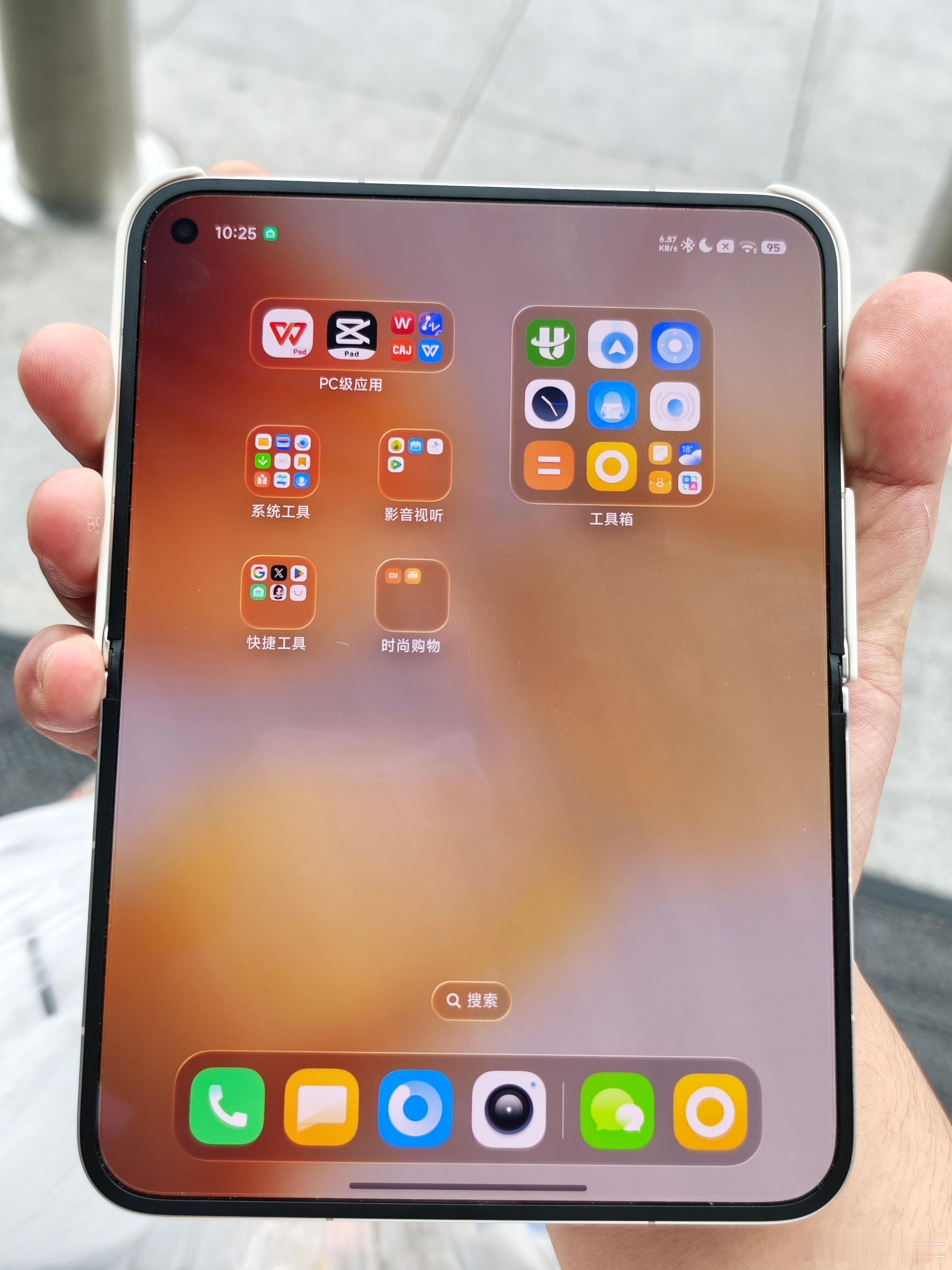 小米18 Fold这次用双层UTG➕最新的龙骨转轴，所以折痕表现本身就很小，日常看手机的角度都看不到折痕，不需要靠什么纳米磨砂膜来掩盖。

你只要看过MIX Flip2的折痕表现就不会质疑我上面说的，换言之小米的折痕控制在那个时候就已经非常强了。

18Fold本身还是很有竞争力的，玄戒O3、6000大电池、全焦 ​