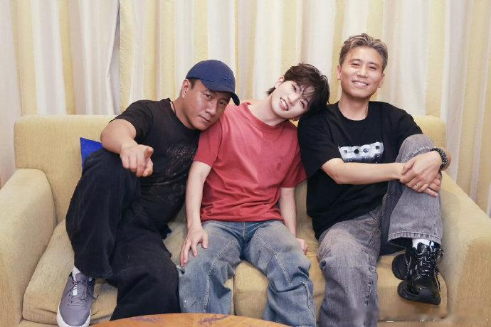 9月12日，穆祉丞在微博晒出与胡军、李乃文的合照，配文感谢两位前辈在综艺《大哥小助理》录制期间的照顾。为了表达诚意，他一口气甩出了一堆色彩鲜艳、字体闪亮的中老年表情包，大红大绿的花朵、旋转发光的“感谢”字样，画风复古又可爱。
 
合照里三人姿势亲昵，胡军和李乃文一左一右护着穆祉丞，网友调侃这画面简直