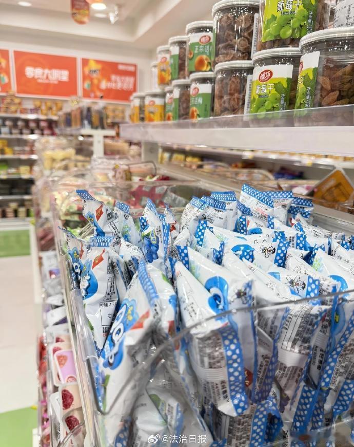 【#孩子拿零食没给钱店主将视频发小区群##店主公开小孩未付钱视频赔500元#】近日，新疆克拉玛依市克拉玛依区人民法院调解一起隐私权纠纷。商户为追回损失，将店里公共视频拍到的未成年人影像发至小区微信群，致使其隐私信息泄露，引发诉讼。
今年4月，未成年人刘某在吴某经营的商铺拿走零食未付款，吴 ​