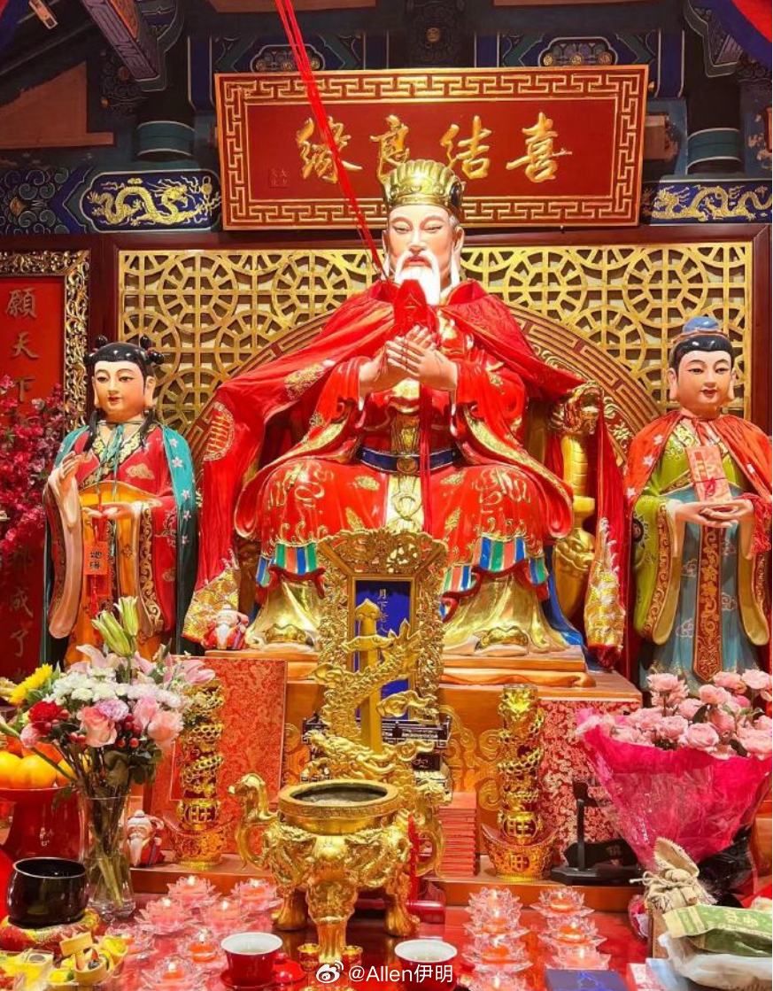 礼赞月老星君，所有的浪漫都会奔向你，接下来你一定会桃花朵朵灵，好事马上发生，你很快就会和喜欢的人双向奔赴 ​​​