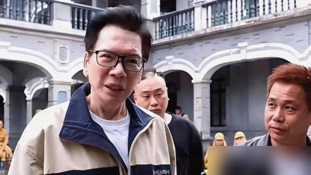 向佐一部竖屏短剧，成本200万，三个月回款7000多万。向华强去横店探班，看完直接说了一句：这小子这条路走对了。
《无名之辈》8月底开机，向佐戏份杀青最快，紧接着《隐姓埋名风起津门》60集上线，演个黄包车夫，武术底子全用上了。现在档期排到明年，王晶监制的《龙五传》还在后面等着。
另一边刘晓庆、胡