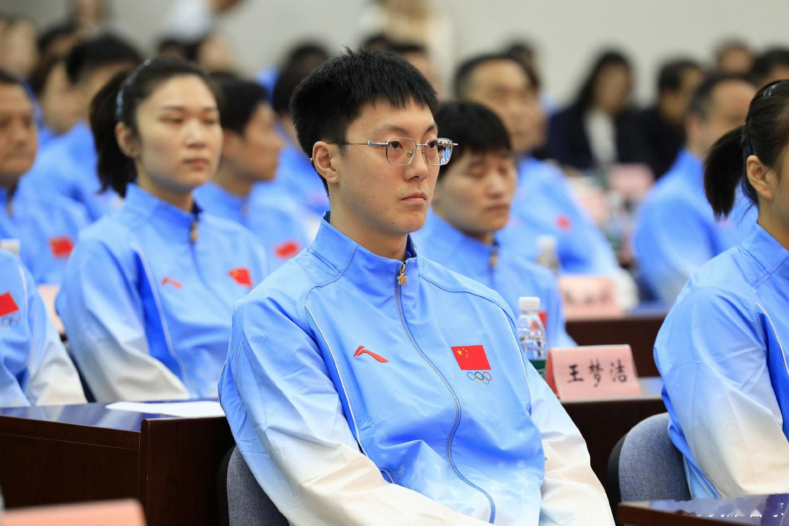 第20届亚运会中国体育代表团成立动员大会今天上午在北京举行，恭喜广东男篮胡明轩、崔永熙和焦泊乔三人入选亚运会大名单，为国出征加油[努力]！ ​
