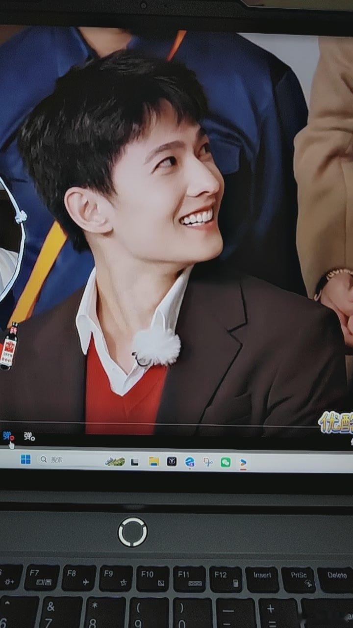 #杨洋[超话]#考古青环，很简单的衣服穿的盘靓条顺，脸白白的嫩嫩的，不怎么会跟着闹，只跟在后面可可爱爱的笑，剪短了的头发毛毛的乖乖的，还可爱好可爱好可爱～ ​