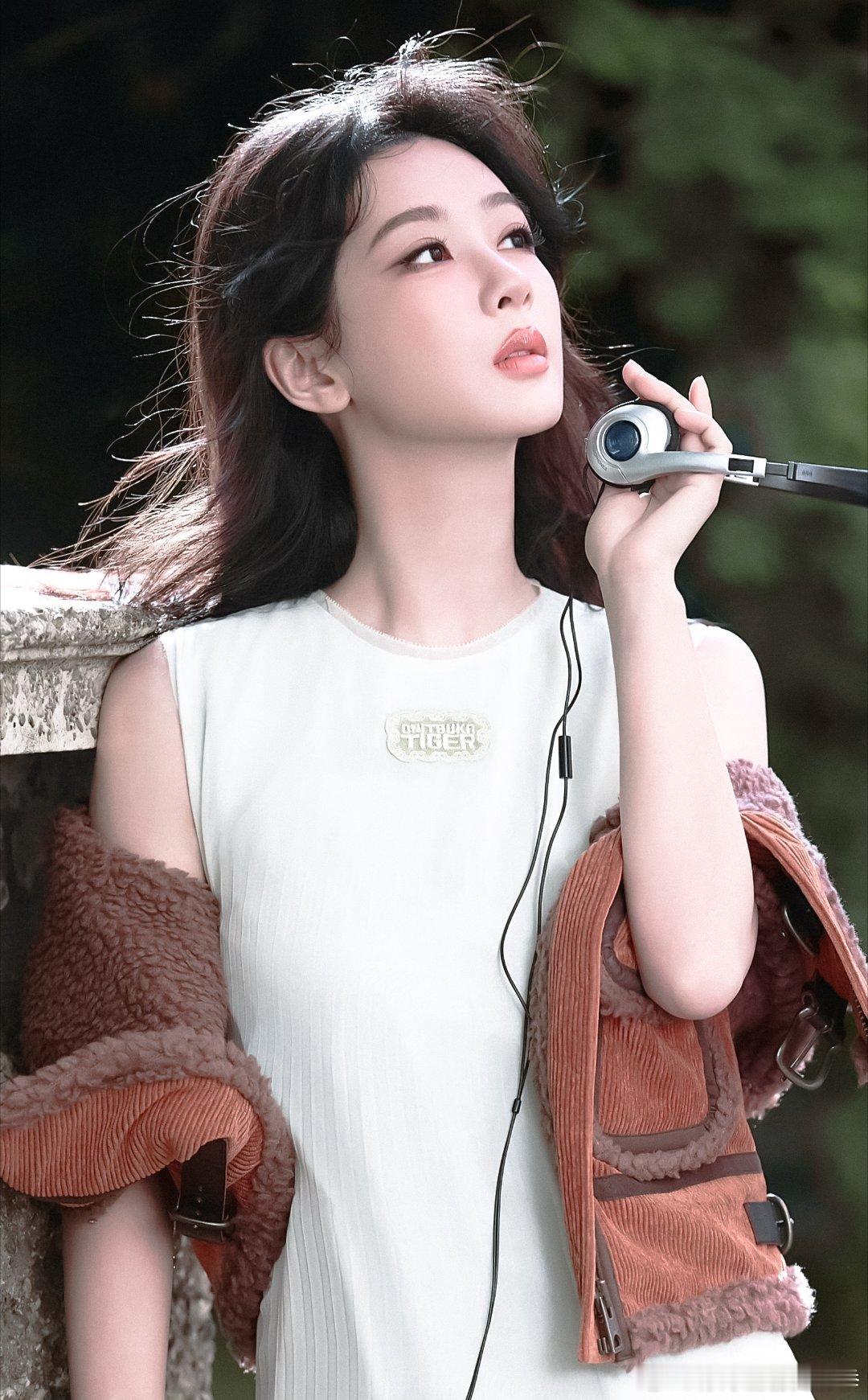 #杨紫[超话]# yz#杨紫董竹君# yz#‍杨紫玉兰花开君再来# 时间猝不及防，成长不期而遇！唯有一直爱你，愿你忠于自己，活得洒脱，笑得放肆！永远爱你​