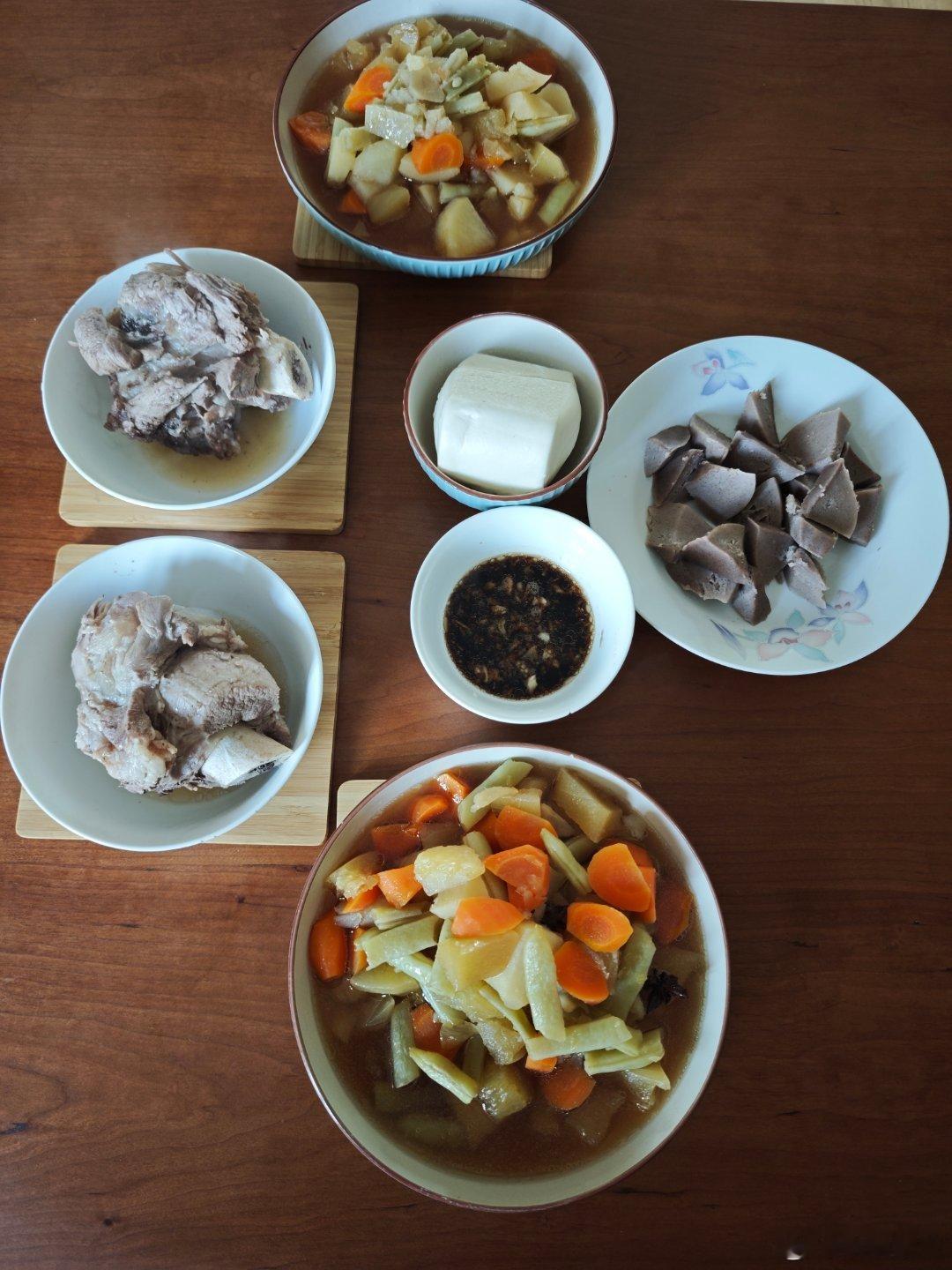 246 一日三餐，采买自做。早餐小米鲜莲子粥、煮鹌鹑蛋、毛豆鲜核桃仁，午餐炖大棒骨、熬土豆胡萝卜倭瓜豆角菜、蒜汁扒糕，晚餐大米荞麦米贝贝南瓜粥、豆芽西红柿炒肉、蒸嫩玉米。小区的果子熟了，红红的挂在枝头。#美食生活[超话]##日常[超话]##一日三餐[超话]##生活手记#  ​