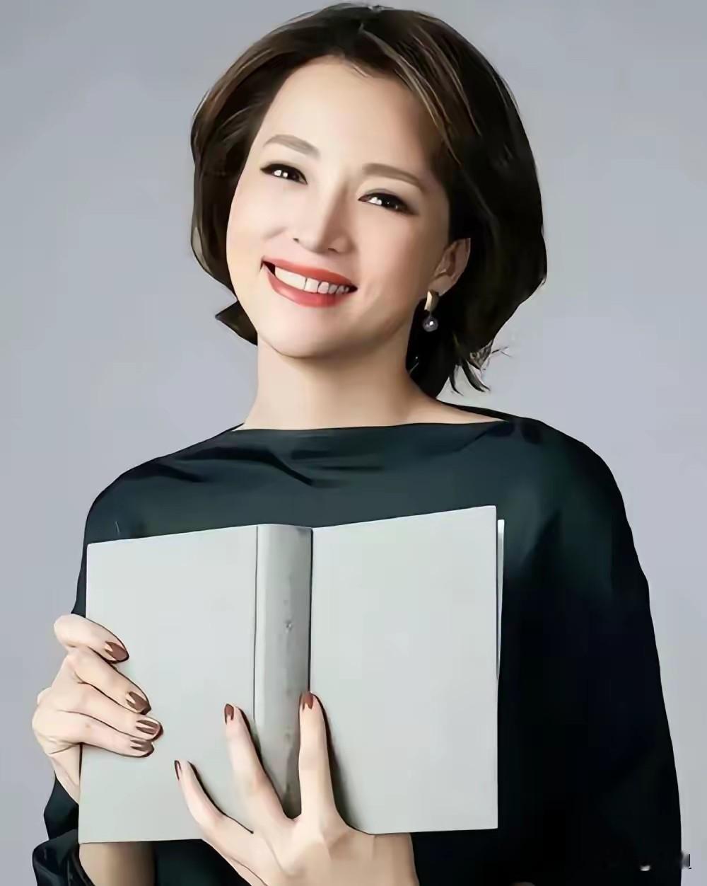 她的气质核心是知性优雅与文化底蕴的融合。不管是主持《中国诗词大会》时...