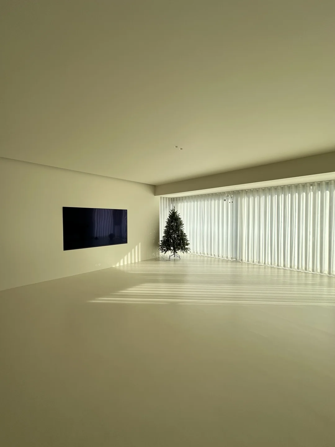 空家裸圣诞树该怎么装饰才不突兀？