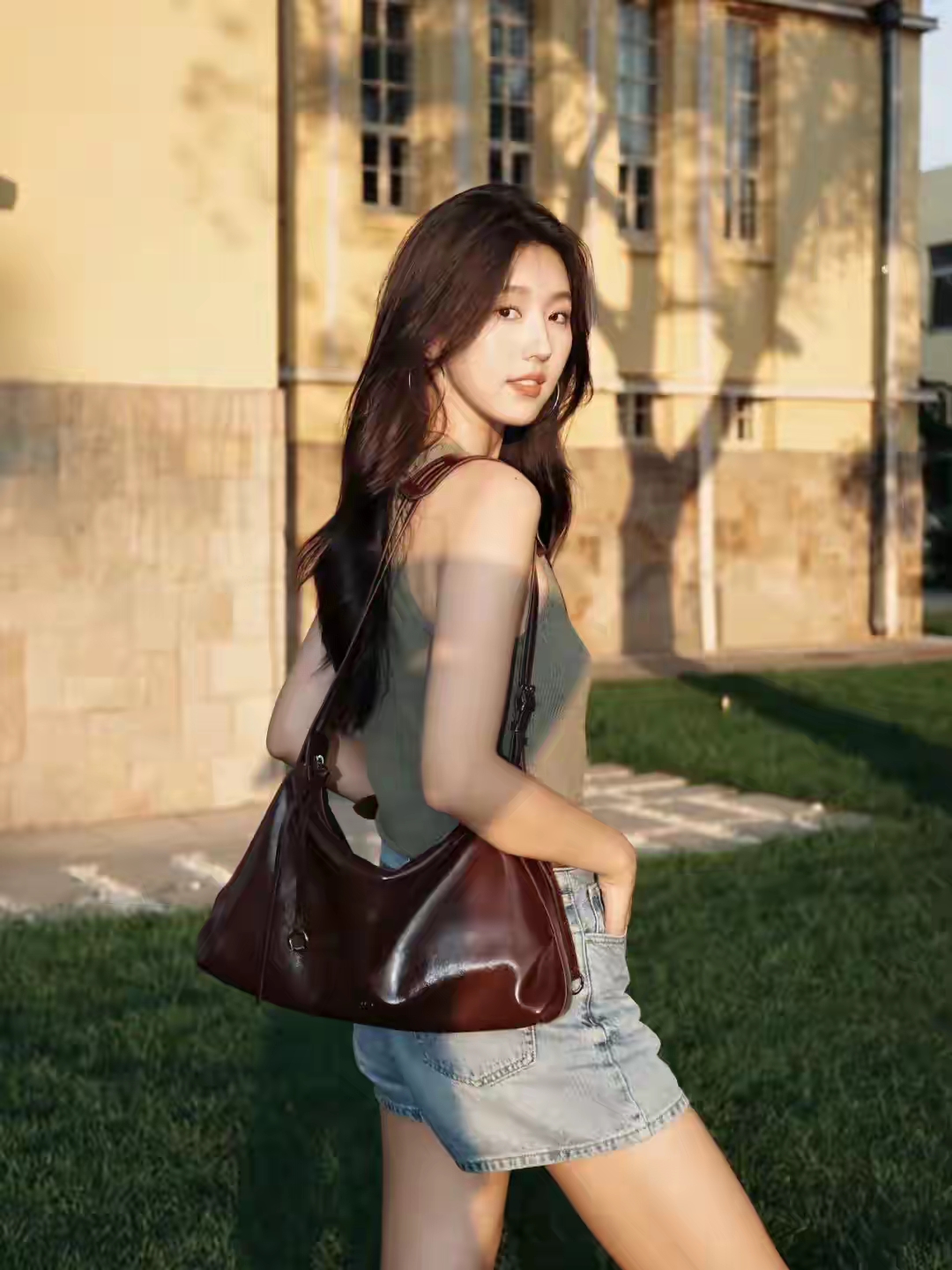 阳光下的少女，时尚穿搭，复古手提包，校园风？？！