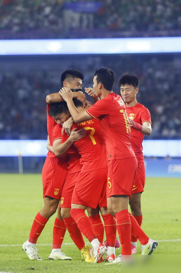 控球率28%，射门被灌23脚，愣是没崩盘。
U23国奥跟世界杯黑马佛得角，路子其实是一模一样的。不玩虚的控球，就跟你拼抢断、拼回追、拼那口气。数据难看不假，但人真没缩，拜合拉木敢断门将的球，谢文能咬着牙单刀往里突。
踢日本，人家8分钟进球，咱们多打一人照样没扳回来。技不如人是现实，但这种我就算臭