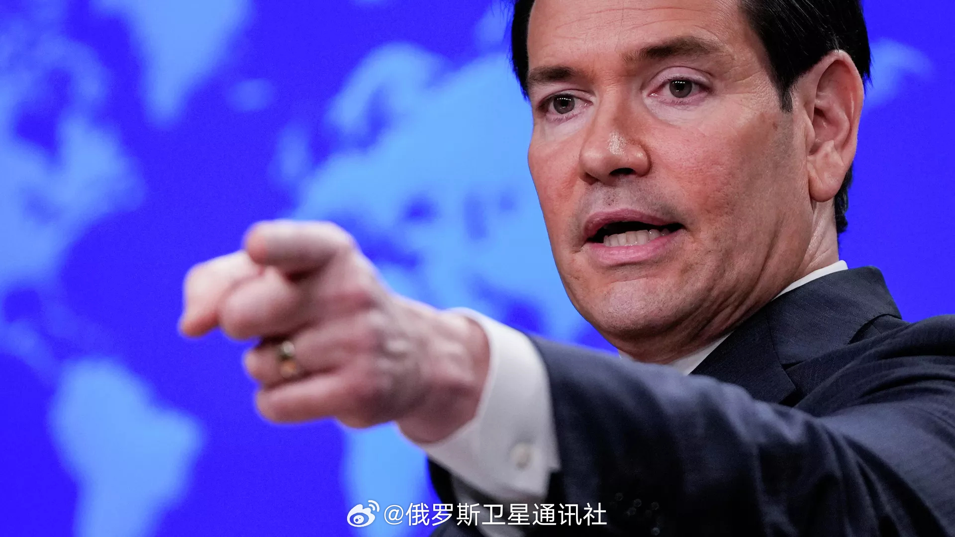 【#鲁比奥批评西方放弃民族主义#和对其特殊性的信念】美国国务卿马尔科•鲁比奥表示，西方国家放弃了民族主义和对自身特殊性的信念，导致其历史遭到破坏，军事实力衰落。

鲁比奥在雅典发表演讲时指出：“随着时间的推移，我们西方人开始对那些曾经使我们独树一帜的特质感到羞耻……我们的繁荣不知何故 ​