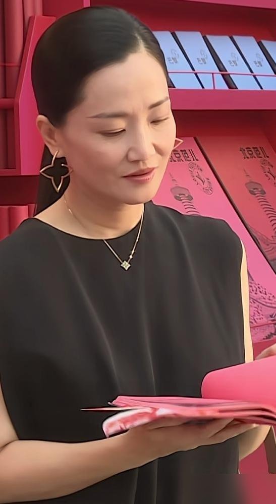 郭柯宇上《再见爱人》，就是缺钱。她自己说的，得养家，得交房租。
她跟亲妈、儿子挤在出租屋里，没戏拍的时候，日子紧巴。现在她一个人扛全家开销，没人搭把手。
但你看她演的薛桂花，就《兰香如故》里那个养母。一场关门戏，全网都在夸，风头直接压过主演。
接下来还有《同心结》《生命缘》排队等着播，电影也压