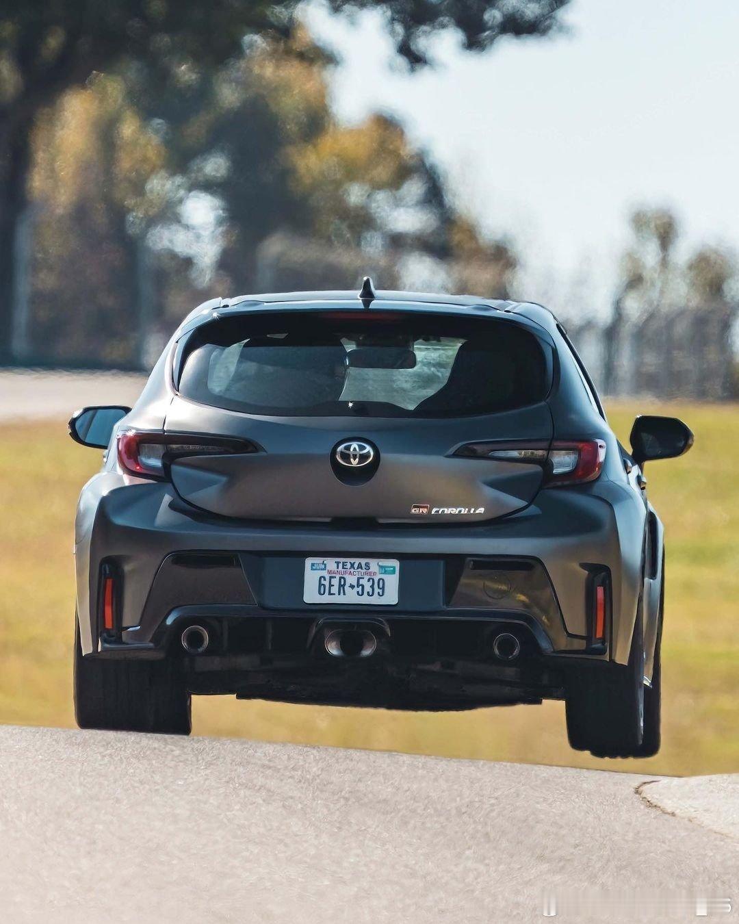 热血钢炮再进化：丰田卡罗拉GR Corolla Premium北美版，精准狙击性能玩家的每一寸渴望
#丰田##卡罗拉##汽车寻# ​