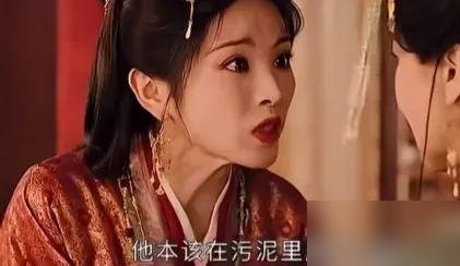 《嫁金钗》首播热度破9000，粉丝砸了近千万云包场。结果点进去一看，满屏都在骂田曦薇五官乱飞。
一人分饰两角，原声台词，底层替嫁女和骄横假千金。设定够狠，资源够顶，CCTV-8加Netflix同步播。可观众不买账，说她大表情不入心，演得用力过猛。
说白了，戏捧人还是人捧戏，观众心里门儿清。数据能