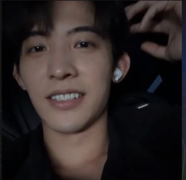 #常华森[超话]#  
直播摘下眼镜这角度和当初19年的森妹0个区别！
怎么这么顶级清纯啊小森森！ ​
