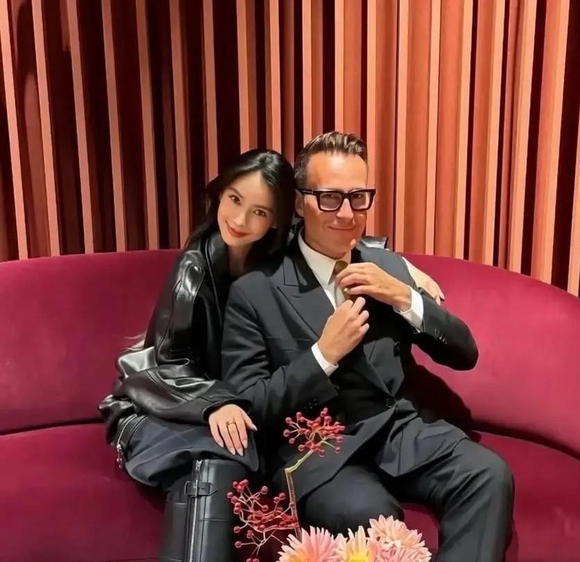 杨颖巴黎合照刷屏，但真正值钱的不是她靠谁近，而是爱马仕那位对外关系负责人迈克尔·科斯特主动晒了这张图。画面里杨颖站得大方，科斯特侧身搭话，两人笑着看镜头，像极了老友叙旧。可查一下就知道，这已经是连续几年的“固定同框”了，去年七月那次小海绵还偷偷从妈妈身后探出头，一下把评论区点燃。很多人把这当八卦看，