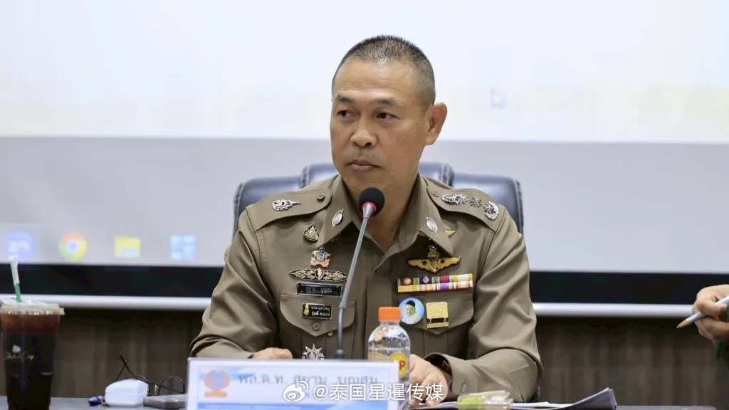 #泰国星暹新闻# 【考山路某酒吧查获未成年顾客，曼谷警方紧急禁令严查警员收贿】

据泰媒报道，在考山路非法酒吧遭到突击查封之后，曼谷警察局长暹・汶颂签发紧急文件，明令禁止所有曼谷警员参与非法赌博、收受娱乐场所相关贿赂，违规者将同时面临纪律处分与刑事追责，相关指挥官履职疏漏也将被启动审 ​