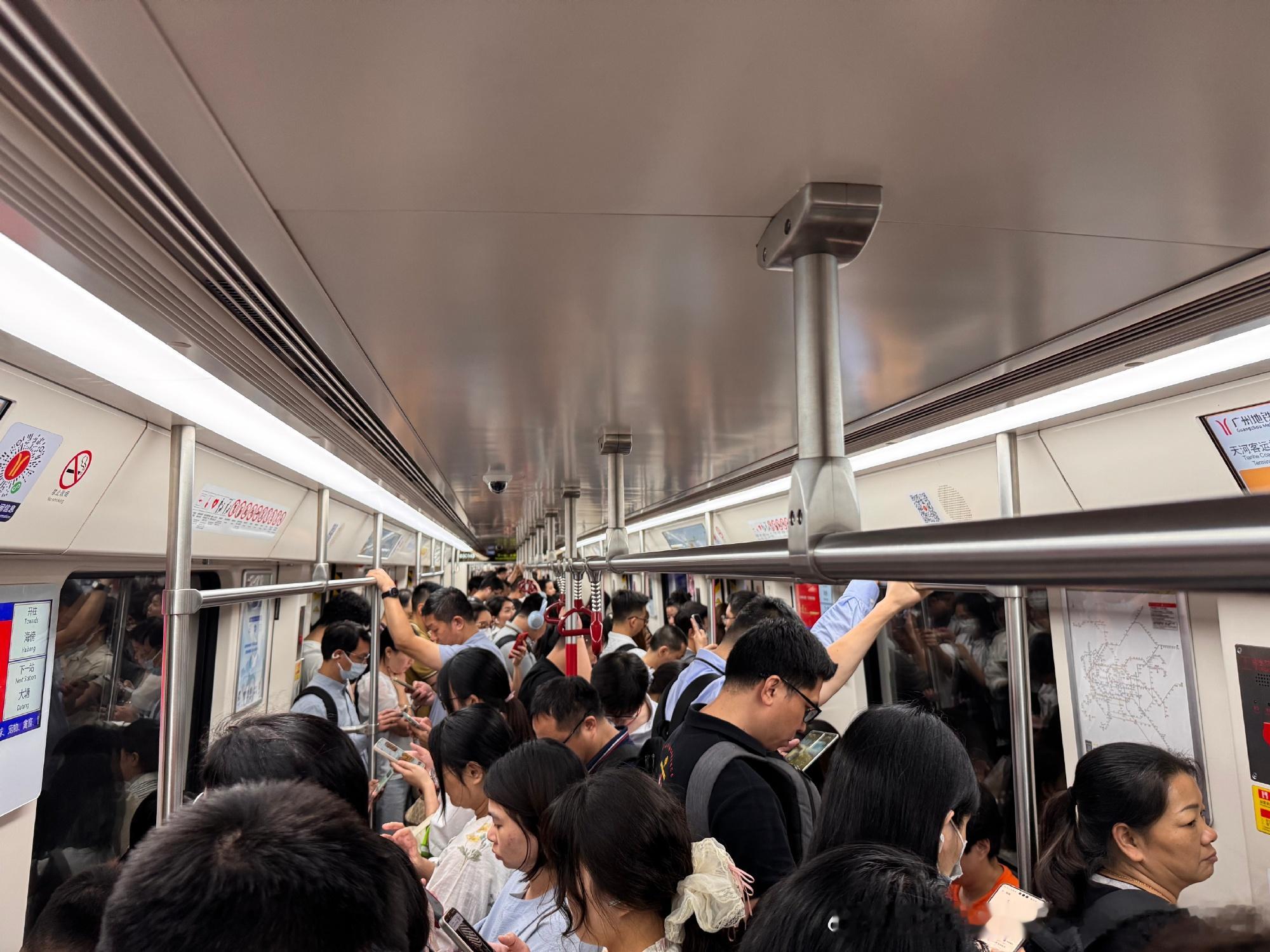 网友：2026年5月14日(周四)，广州地铁晚高峰客流画面投稿。图1为...