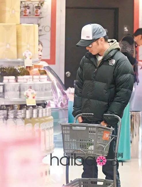 复合传闻又来了？谢霆锋工作室甩出仨字：假新闻。张柏芝直播翻白眼：“我缺的是牙刷，不是老公。”
两人离婚14年，没互撕，没复合。共同养着两个儿子，成了“育儿合伙人”。谢霆锋和王菲在一起12年，不领证。他说得很直白：“现在这样挺好的，干嘛非要那张纸。”窦靖童开演唱会，他送花篮只署“霆锋”两个字。
婚姻散