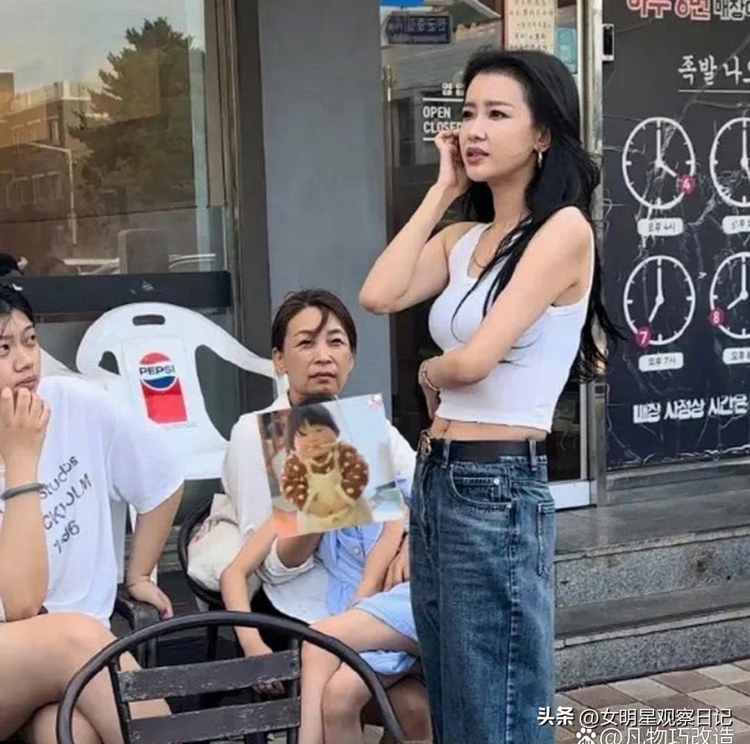 孙怡今年31岁，说真的不算保养得多好。有网友在韩国偶遇她带女儿玩，她穿露脐装配牛仔裤，个子高挑，长相还挺出挑的。