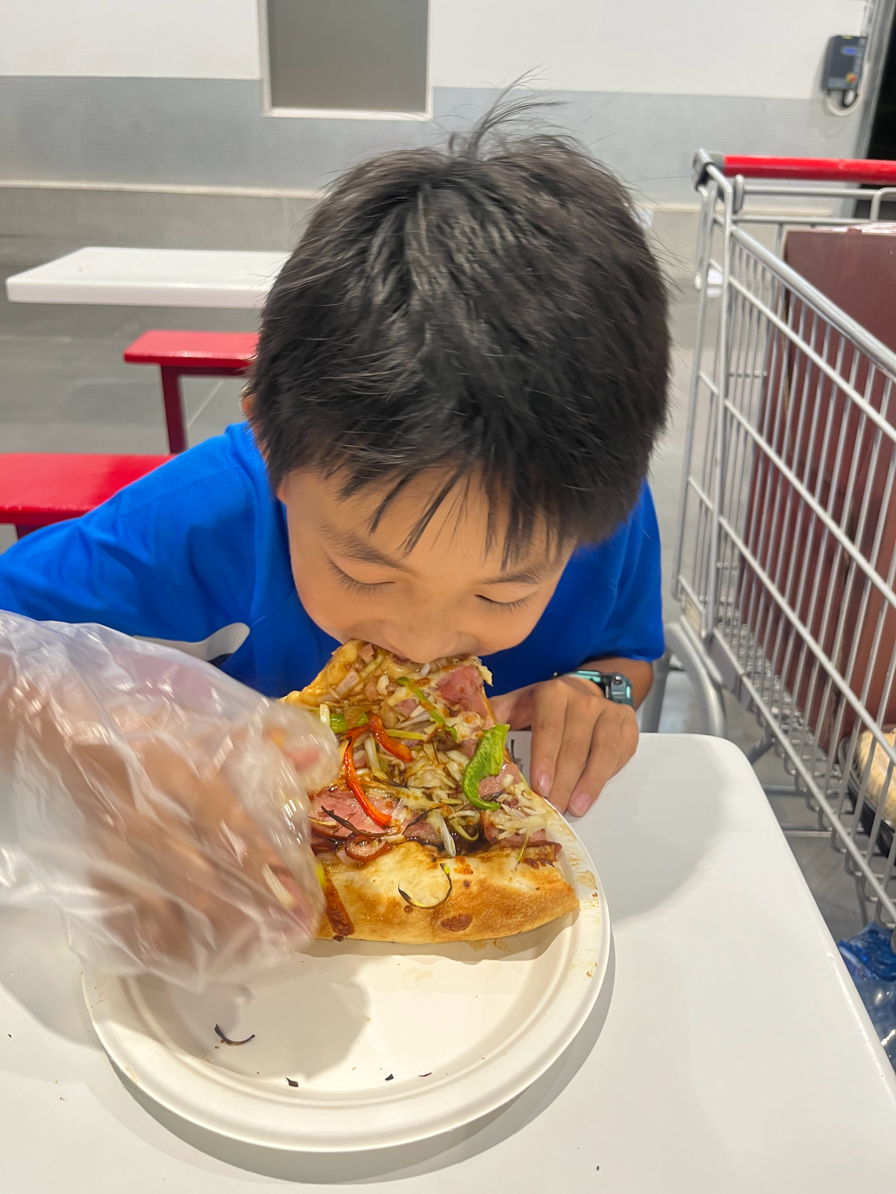 这孩子说四年级要努力学习了，我心里一阵欢喜“很棒！还记得我们以前说的考前三名可以买大疆无人机吗？”他说“我现在改主意了，无人机容易掉水里，我现在想要选鹦鹉了。”我心想这个好，预算一下子降了不少呢，我马上说“没问题，这样，不要求你考前三名了，前五名都行！”接着他又告诉我，目前谁谁第 ​