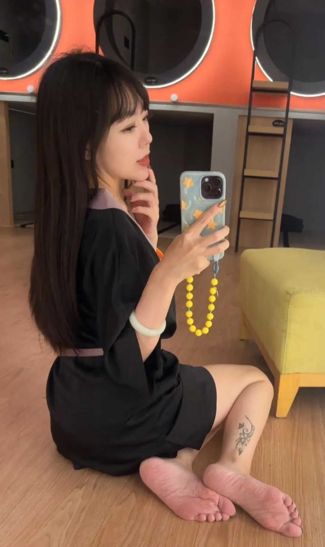 性感美女，妩媚动人。