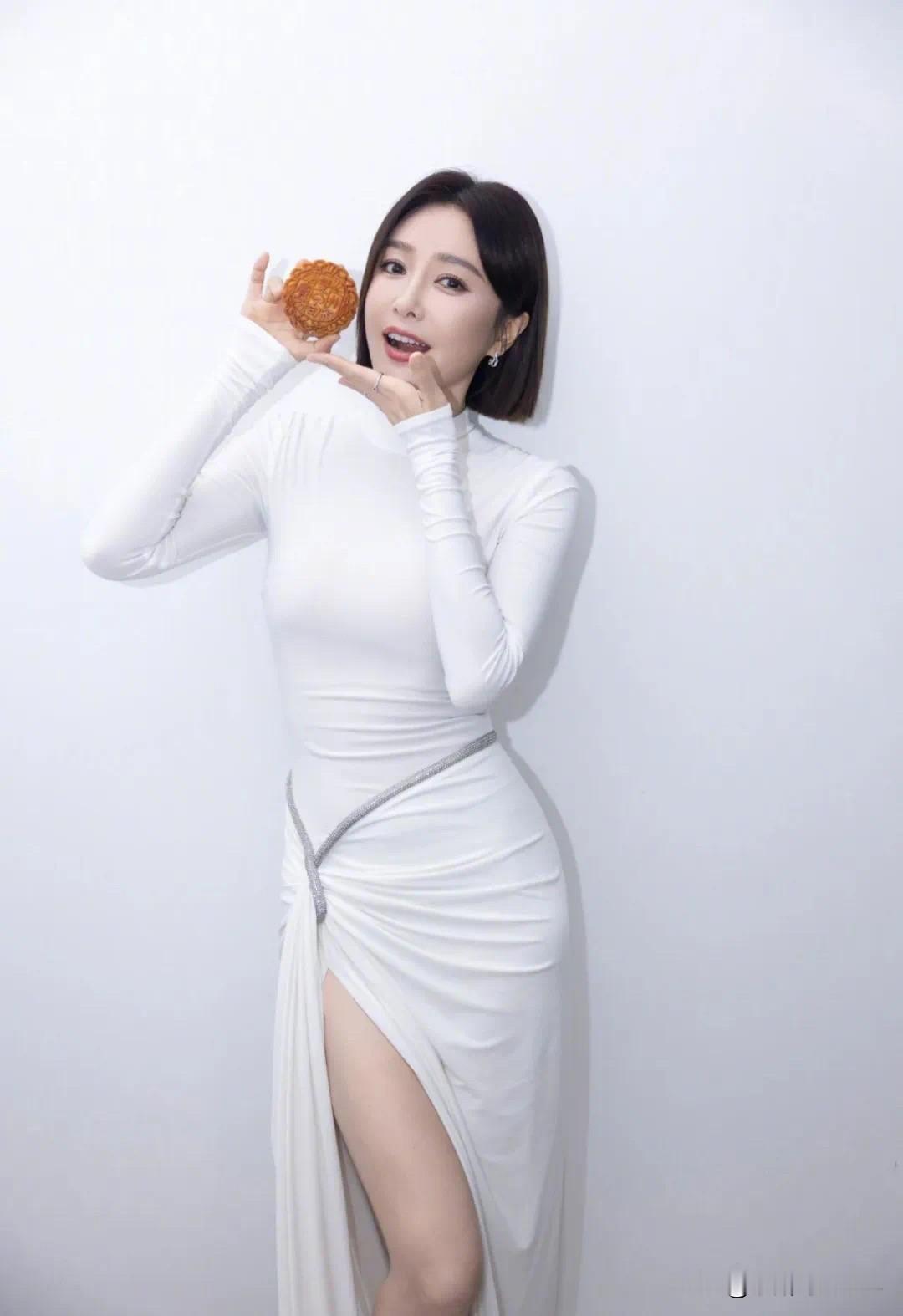 秦岚姐姐的美腿太绝了，说是腿精本精一点不为过！都45岁了，这双腿还又长...