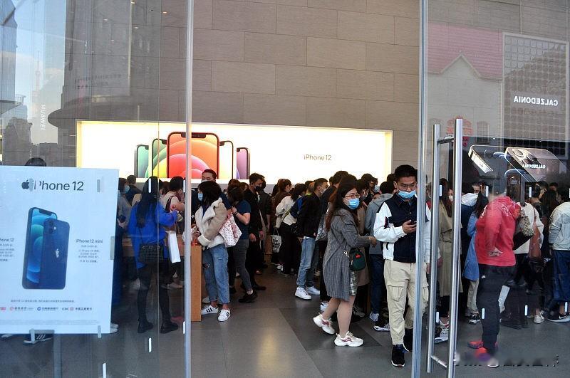 聊聊iPhone18这波首销的反常状况，实打实把“冰火两重天”的态势明明白白摆到了台面上。
上周我去陆家嘴苹果门店逛了一圈，门口排队的人挤得连转身都费劲，黄牛的反应却像精神分裂似的。有人攥着Pro Max酒红色版本忙着收机，每台能加价三百到五百，消费者想从黄牛手里拿货甚至得多掏七八百。可转头看见拿着