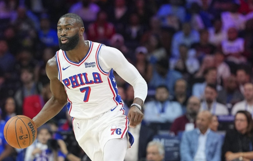 NBA常规赛，76人93-106不敌活塞。

本场比赛，76人球星杰伦·布朗表现不佳，出场40分钟20投仅5中，三分6中2、罚球8中4拿到16分4篮板4助攻1盖帽，有5犯规，正负值-19。 ​