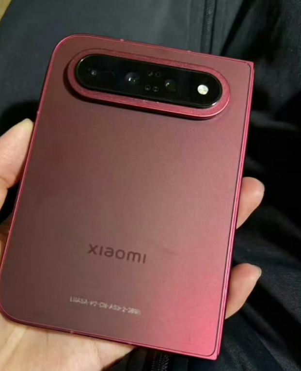 其实这个想法，我们10年前就已经在内部讨论过了。当时我们团队做了很多原型、做了大量的验证，但是在工程落地的时候，遇到了一堆很难解决的问题。
不管是可靠性、成本，还是实际的用户体验，有很多坎我们当时跨不过去，所以这个方案就暂时搁置了。
后来我们看到，友商率先把这套设计思路做出来推向市场 ​