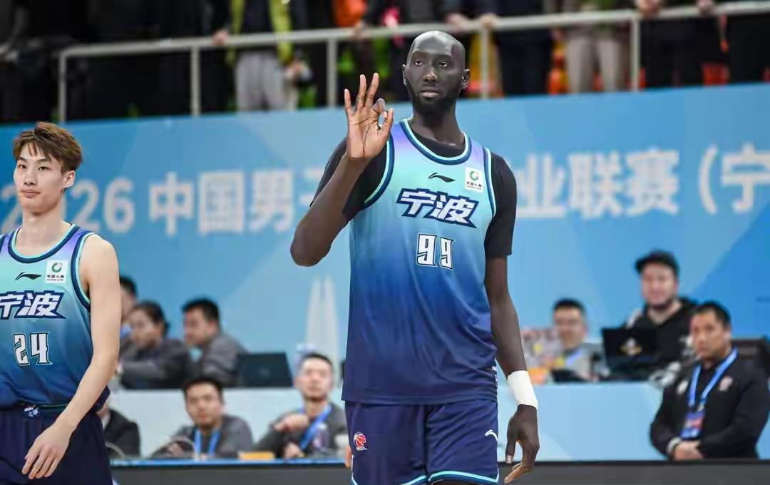 76人最近签了法尔，网上好多人说这是给恩比德找的重磅替补。
其实根本不是那么回事，就一份十天的训练营短约。
看到分析说，球队签他主要是想在训练里让他充当文班亚马的模拟器。
模拟文班亚马……看到这儿我停了一下。
法尔身高两米二九，在NBA早就证明了打不上轮换，甚至连CBA都打不明白。
但他只要站在篮下