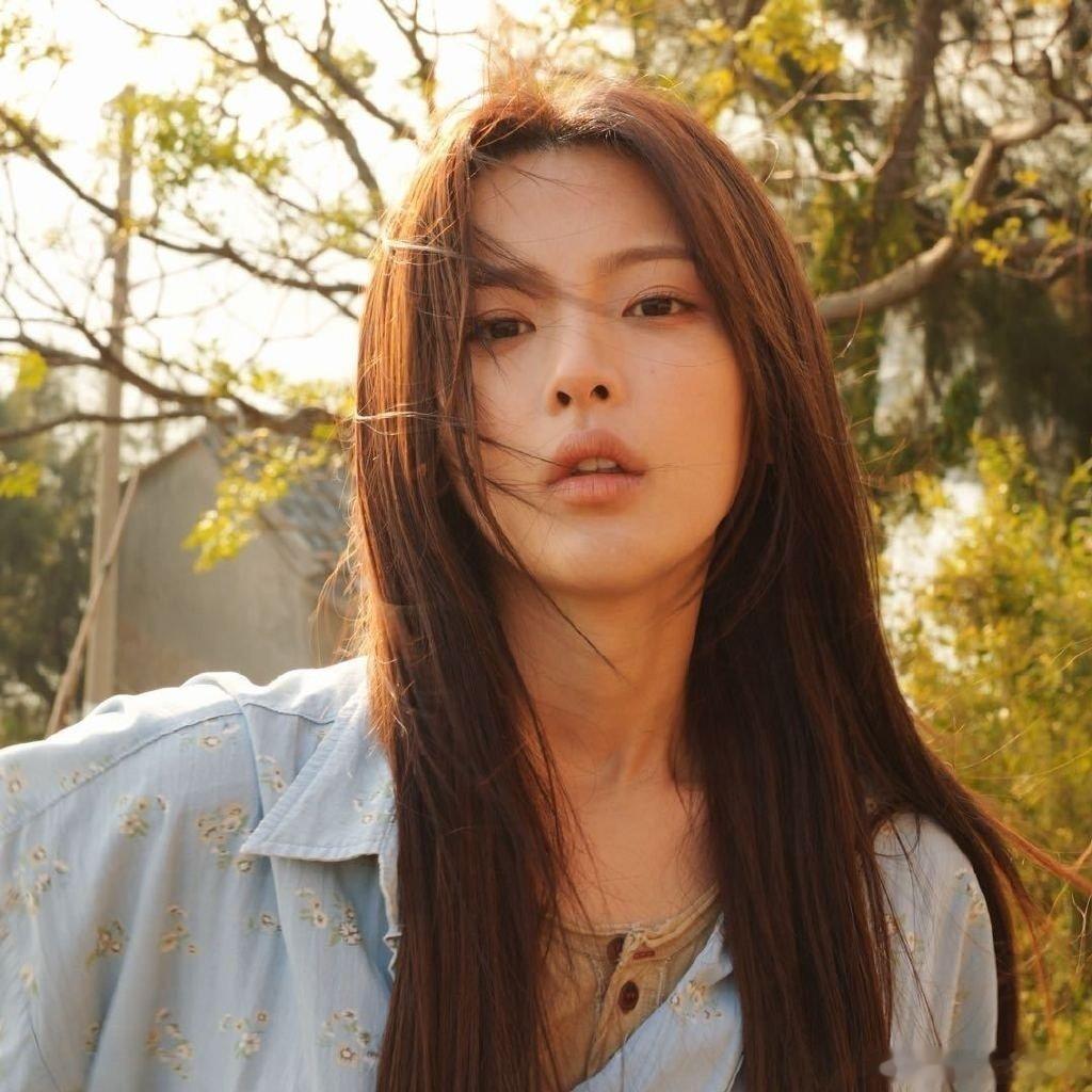 #杨超越[超话]# 
不画半熟的眼线 不用抹匀粉底液 ​