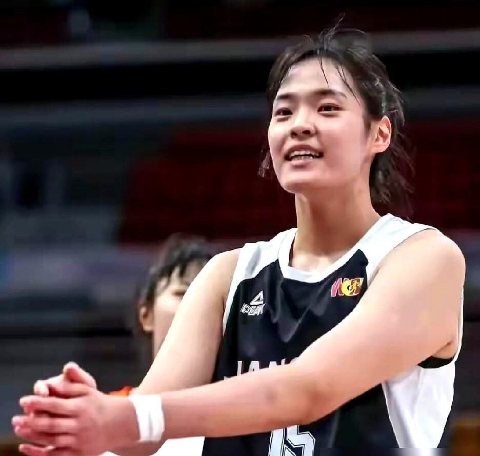 顶着女版胡金秋的名号在联赛大杀四方，转头一看，国家队集训名单里根本没她的名字。

韩旭和李月汝都不在，国家队内线正缺人。张子宇、刘禹彤、陈明伶全被喊去集训了，偏偏篮下脚步扎实、中投稳健的许晨妍被挡在门外。

篮协管理层之前公开表过态，选人不看名气，全凭联赛表现说话。许晨妍在联赛里把护框和得分拉满了，