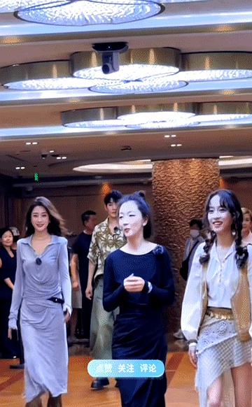年纪轻轻时总觉得生孩子就是多双筷子的事，可看看镜头前的林依晨，真让人直叹气
 

42岁拼下二胎后，这位女星复出露面时整个人瘦得皮包骨头，满脸写着熬出来的疲惫
 

反观比她还大两岁的殷桃，至今单身一身轻，披着一头松弛卷发笑得明媚舒展，这状态简直没法比
 

林依晨曾公开感叹过女人的三次调理机会，说