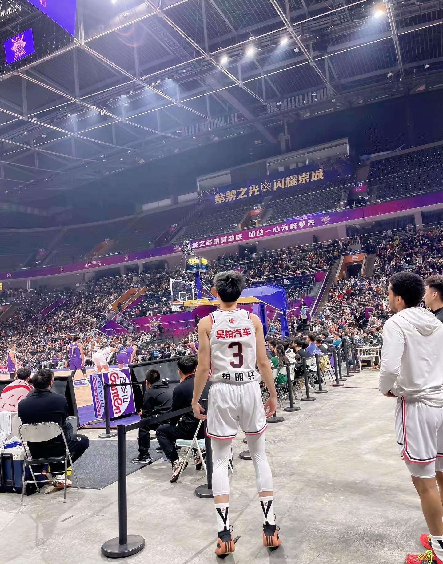 熬过低谷 步履不停。中国男篮现场 篮球 广东男篮 世预赛