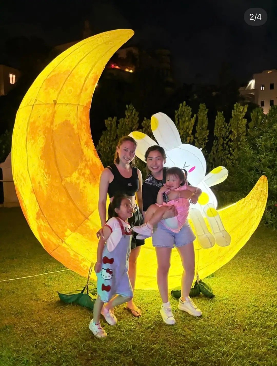 陈婉珍与子女居家过中秋，何超莲晒大宅外部景观，楼高四层好气派！ ​